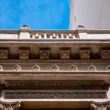 ...e gli architravi con il motivo �ondeggiante� che accompagnano porta...